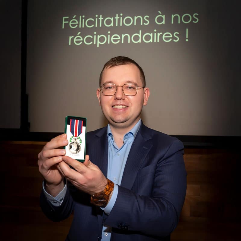 Mathieu Caron qui recois la médaille du couronnement du Roi Charles III